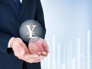 ビジネスマンが両手のひらに円マークの入った半透明の球体を乗せているコスト・費用のイメージ画像