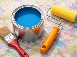 青い塗料の缶とハケとオレンジのローラー