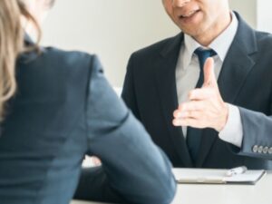 女性と商談をする営業マン