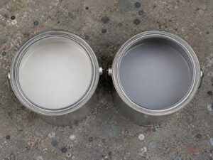 ホワイトとグレー2色の塗料缶を上から見た比較