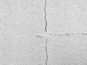 外壁に走る縦方向のクラック(ひび割れ)