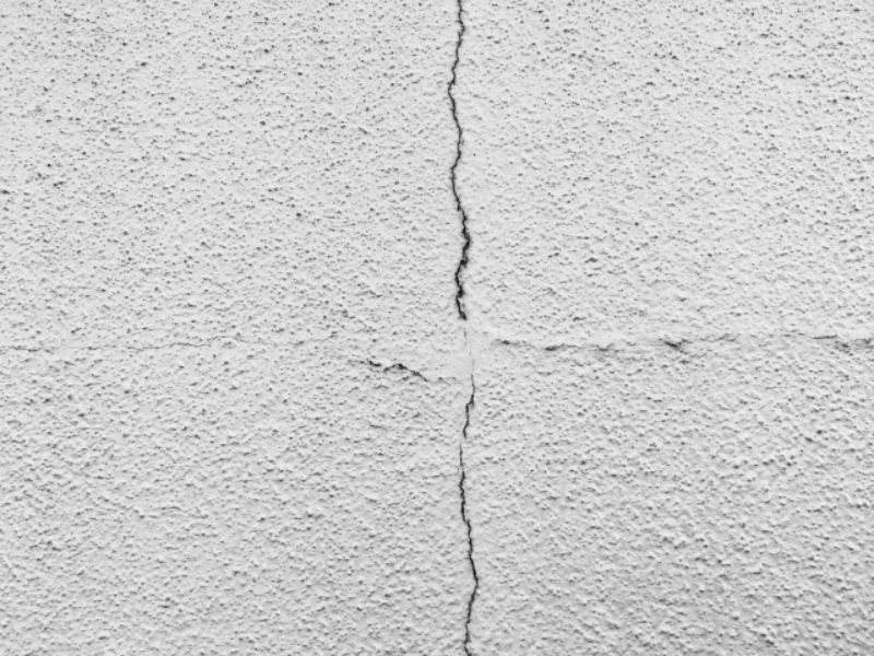 外壁の「ひび割れ」を見つけたら。知っておきたい種類と補修のタイミング