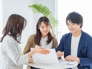 外壁塗装について相談する若い夫婦