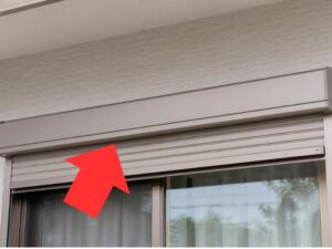窓に付けられたシャッターボックス